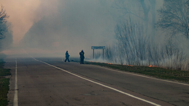 “Вертольоти і сирени, все як 34 роки тому”. Жителі Чорнобиля приголомшили деталями про пожежу. “Щось страшне”