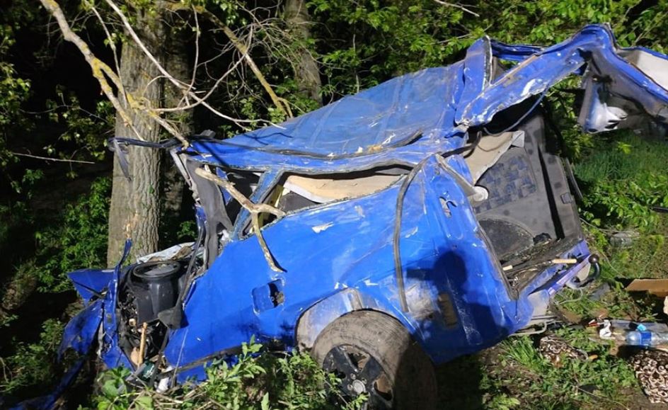 “Злетіли з дороги і врізалися в дерево”: На Вінниччині у моторошній аварії загинули троє військових