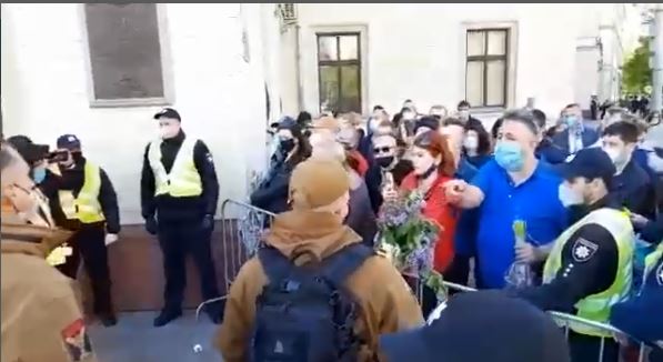 “Люди втрачають терпіння, ломляться силою”: У Києві відбувається немислиме. Сутички з поліцією. Натовпи людей