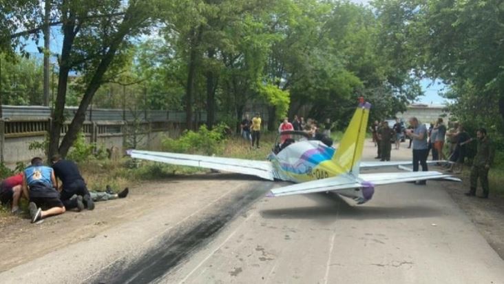 “Люди просто на моїх очах помирають”: В Одесі розбився легкомоторний літак. Моторошні подробиці