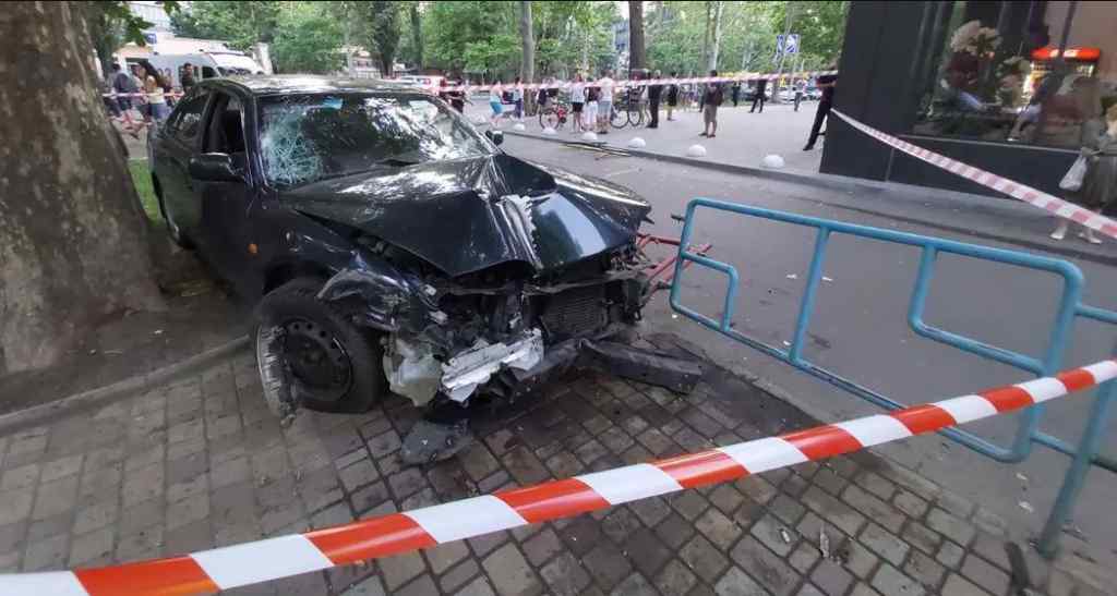 “Автомобіль зніс огорожу і…”: В Одесі легковик вилетів на дитячий майданчик. Є постраждалі, водій в реанімації