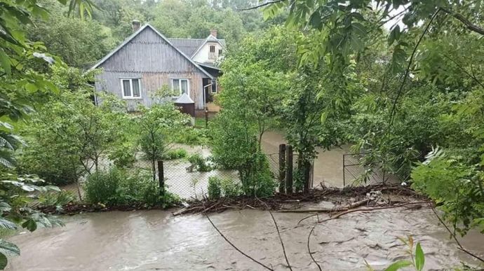 Дощі знову “атакують” Західну Україну: Синоптик озвучила свіжий прогноз погоди по країні