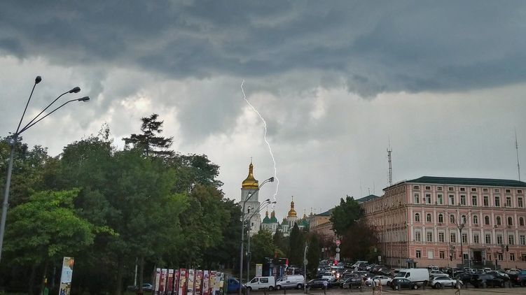 “Дощі, грози, дощі, грози”: українців попередили про примхи погоди на наступний тиждень