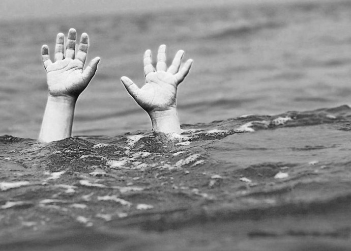 Впала з матрацу в море. 3-річна дівчинка трагічно загинула під час купання: за 50 метрів від берега