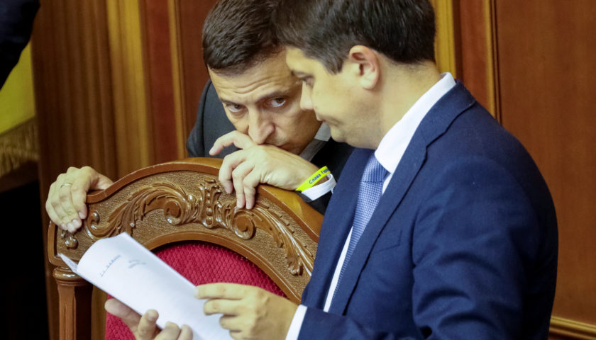 “Останнє слово за Зеленським”: Разумков підписав скандальний закон. До чого готуватися українцям
