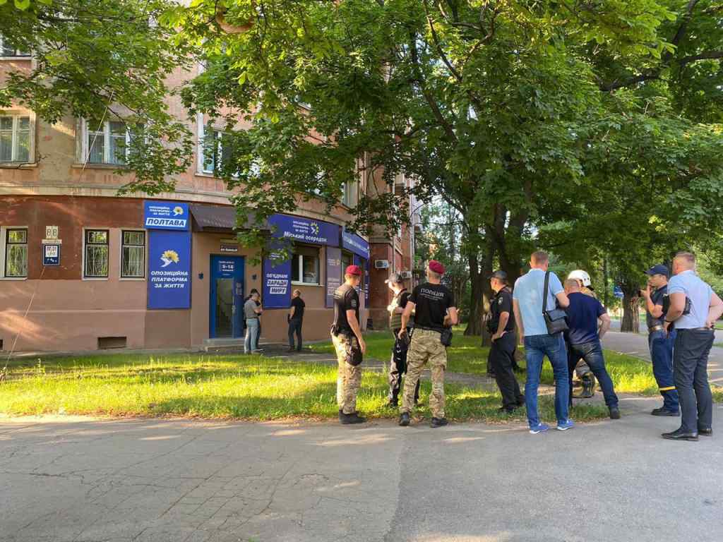 “Дивом врятувалася” На офіс партії Медведчука знову напали: намагалися знести у повітря