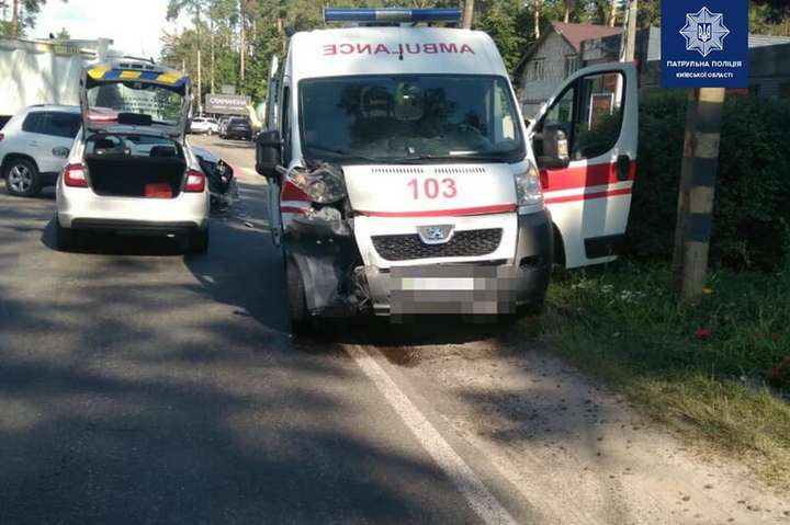 Автомобілі розтрощило. “Швидка” потрапила у ДТП під Києвом: потерпілих госпіталізували