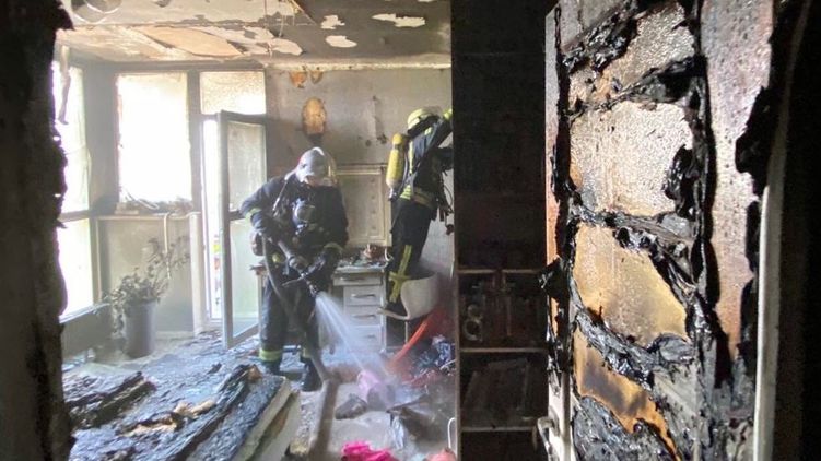 Намагалася самостійно загасити. 10-річна дівчинка серйозно травмувався під час пожежі: була в сусідній кімнаті