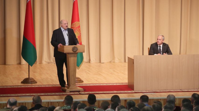 “Потрапив у золотий фонд Білорусі”. Лукашенко зробив шокуючу заяву, безсимптомно. “Переніс “на ногах””