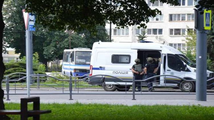 ЗМІ повідомляють, що з автобуса в Луцьку вийшло троє заручників