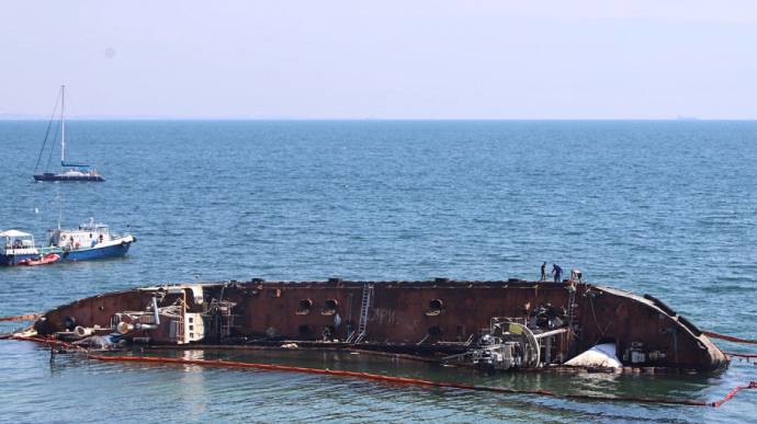 Катастрофа в Одесі! З судна “Делфі” знову витекла нафта