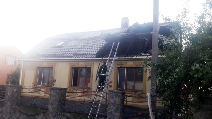 Розцінюють, як “політичний тиск”! На Рівненщині підпалили будинок місцевої “Батьківщини”