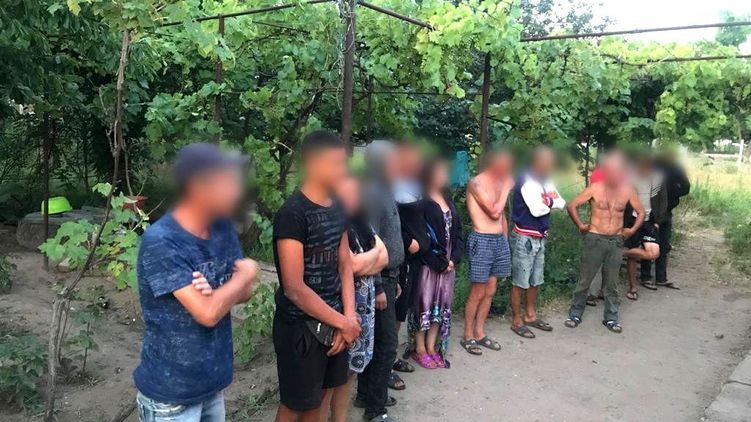 “13 рабів”: Чоловік в Херсонській області незаконно утримував працівників