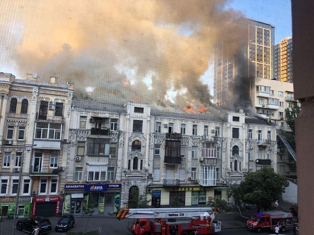 “Вогонь поширився на дах”. У центрі Києва спалахнула масштабна пожежа: людей евакуюють