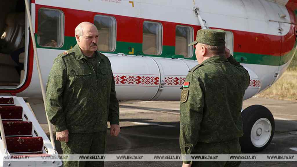 Негайно! Лукашенко підвів війська до кордону, б’є страшну тривогу: сам поїхав