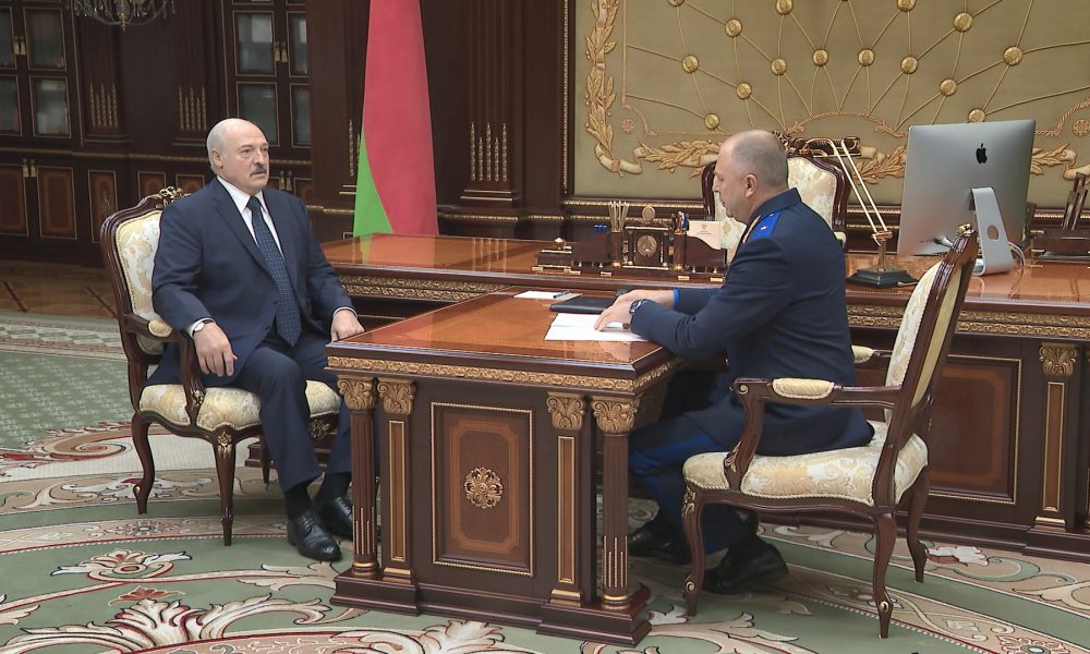 Заштовхали у бус і вивезли! Лукашенко зважився на страшний крок, бив прицільно: країна у шоці. Натворив