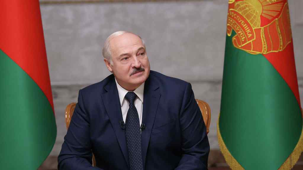 “Залишатися не має сенсу” Процес вже почався – Лукашенко поїде. Поліцейські не очікували – “відпустить кохану”