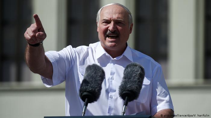“Прийдуть урки з прикоритниками”. Лукашенко оскандалився заявою – “буде різанина”. Білоруси в шоці: лише квіточки