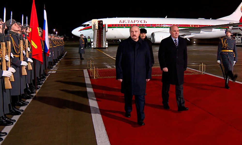 Пізно в ночі! Літак вже там – Лукашенко всьо. Він зрадив його, перейшов до народу. Силовики кінець