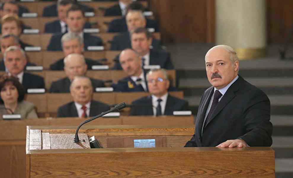 Пізно вночі! Лукашенко істерить – вони “втекли”. Оточення зрадило – більше не допомагають і не підтримують диктатора