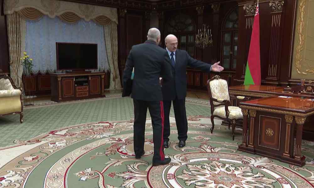 Міністра погнали! Лукашенко в істериці – вони здалися. Прямо біля будинку. Він спустив “тітушек” – ОМОН все