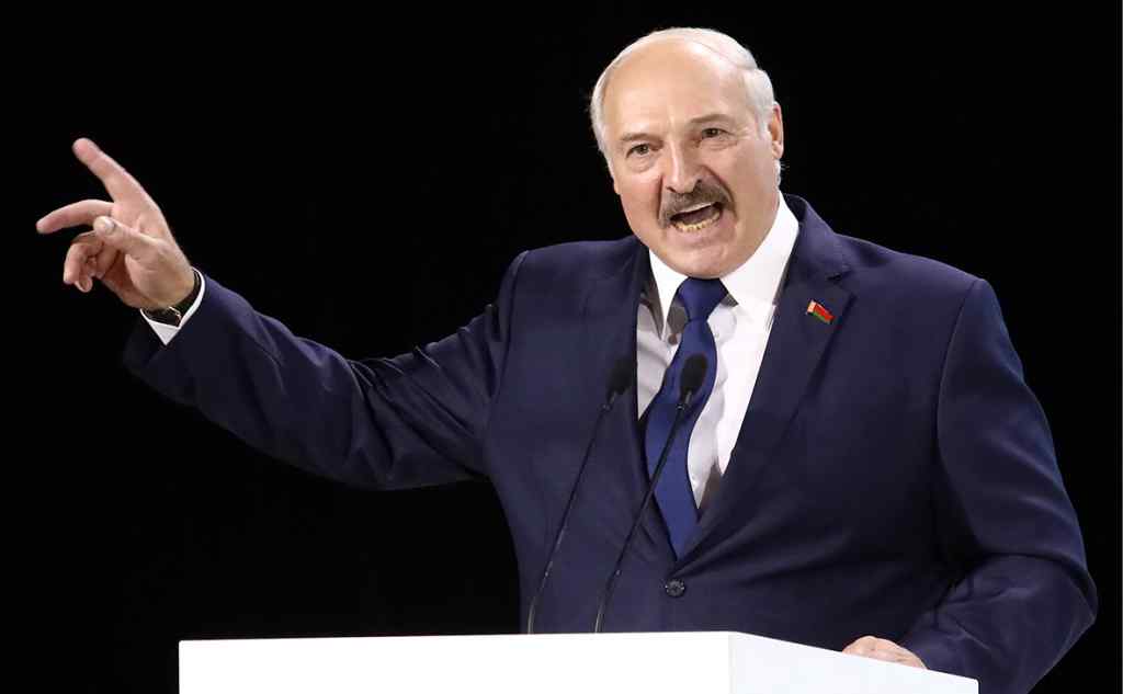 “Відступати не збираємося”. Лукашенко жорстко пригрозив білорусам – “в полон нікого не беремо”. Країна на ногах