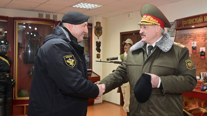Просто в кабінеті! Лукашенко зніс – наглухо стоятиме. Він отримав це, країна здригнулася: більше нічого немає