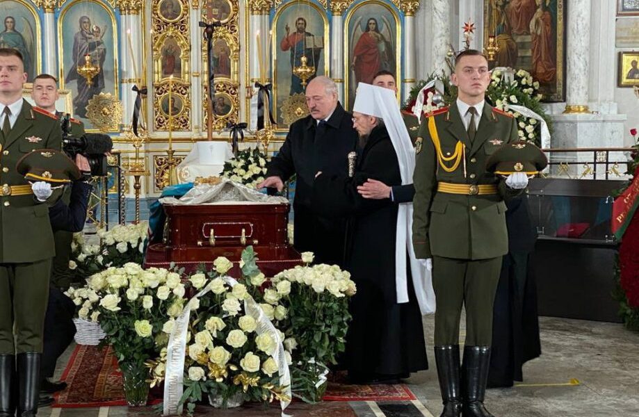 Прямо біля труни! Лукашенко – побілів, раптово приїхав: це сталося на похоронах. Ніхто не очікував