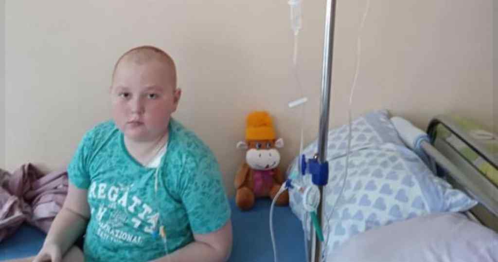 Родина Максима просить допомогти їм в лікуванні сина від раку крові