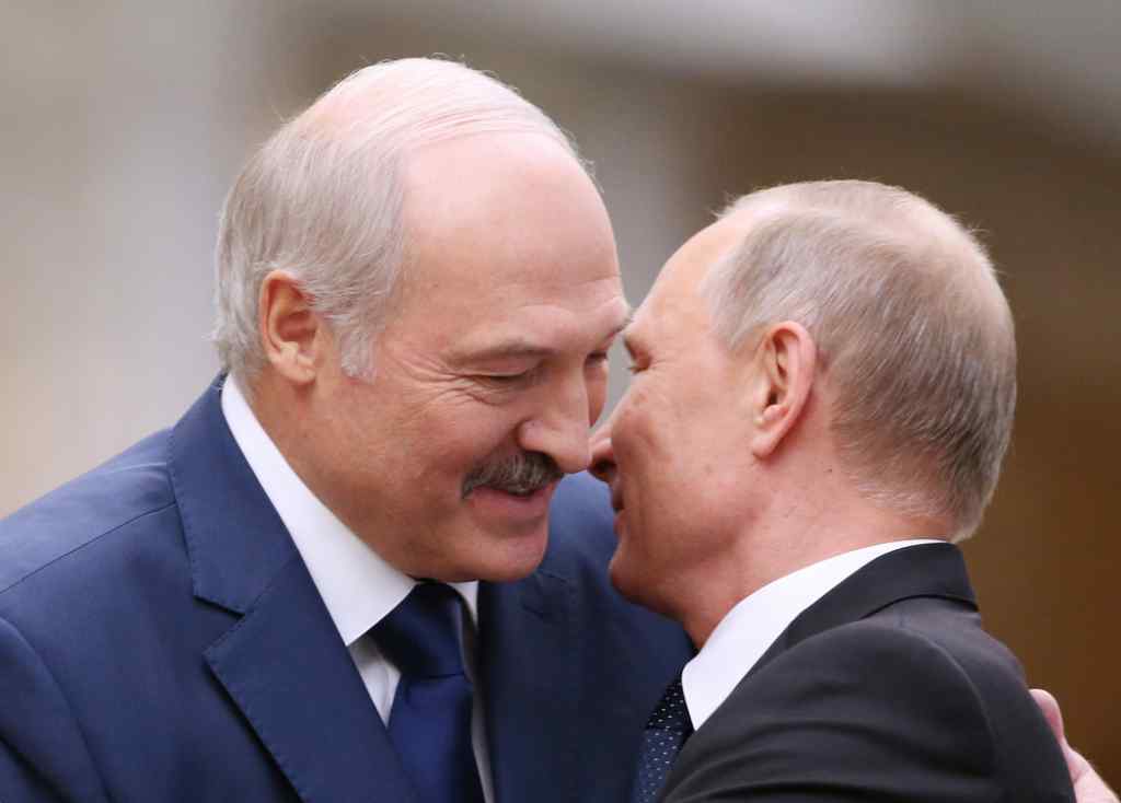 В кишені у Путіна! Лукашенко не чекав – його підставили : злочинець – руку не подасть : просто під час розмови!