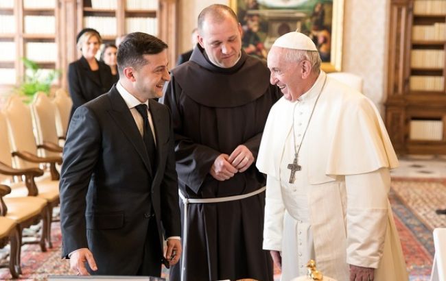 Це сталося! Зеленський провів телефонну розмову з Папою Франциском. Президент запросив: зустріч стане доленосною.