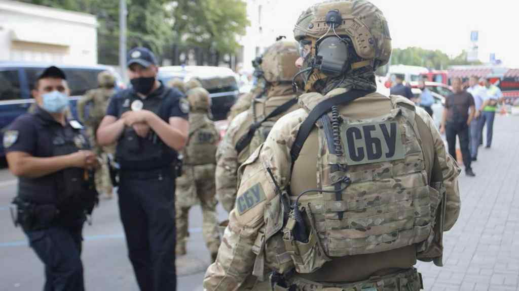 Постачали військові товари в Росію! СБУ увірвалася – злочинців схопили : тривають слідчі дії