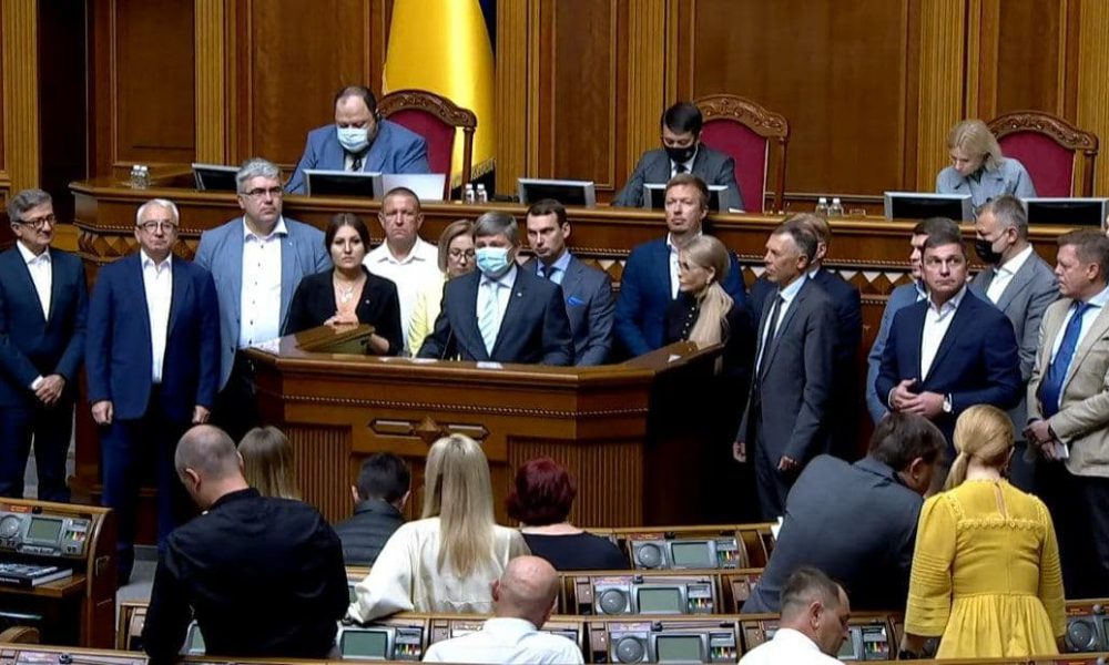 Революція! Прямо зараз – трибуна заблокована: Тимошенко влаштувала істерику: на килим. Раду трясе – Бунт!